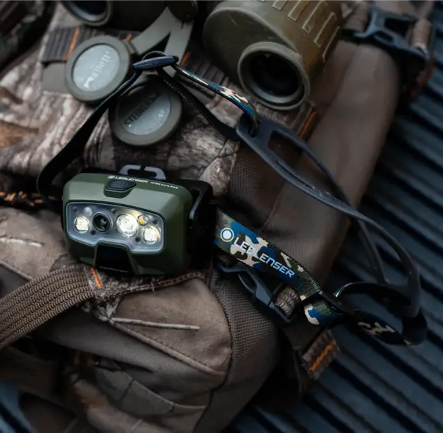 LED Lenser HF8R Core Camo Praktisk hodelykt med adaptivt lys 