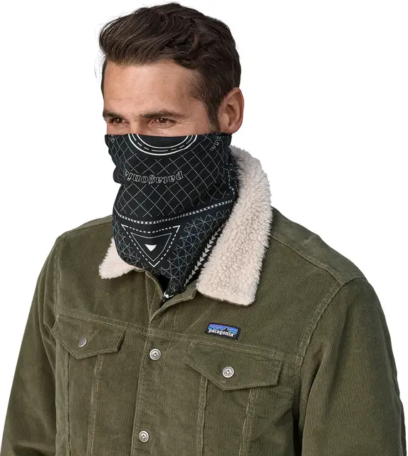 Patagonia Bandana Mountain Grid Black Anvendelig bandana av organisk bomull 