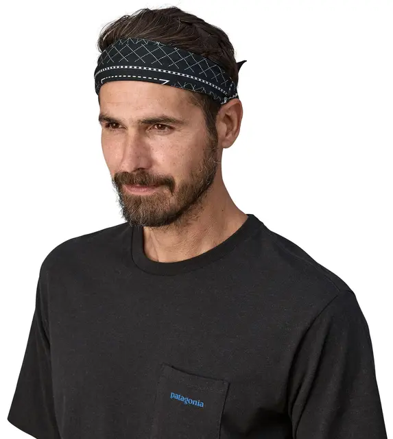 Patagonia Bandana Mountain Grid Black Anvendelig bandana av organisk bomull 